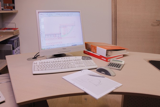 Schreibtischanlage mit integrierter Medientechnik